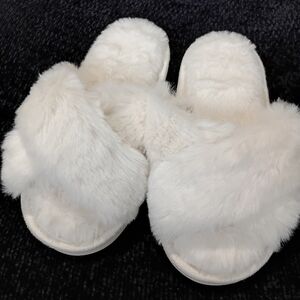 Women's White Fuzzy Faux Fur Cross Band Open Toe Slippers Size 6 / 6.5 EUR 36-37